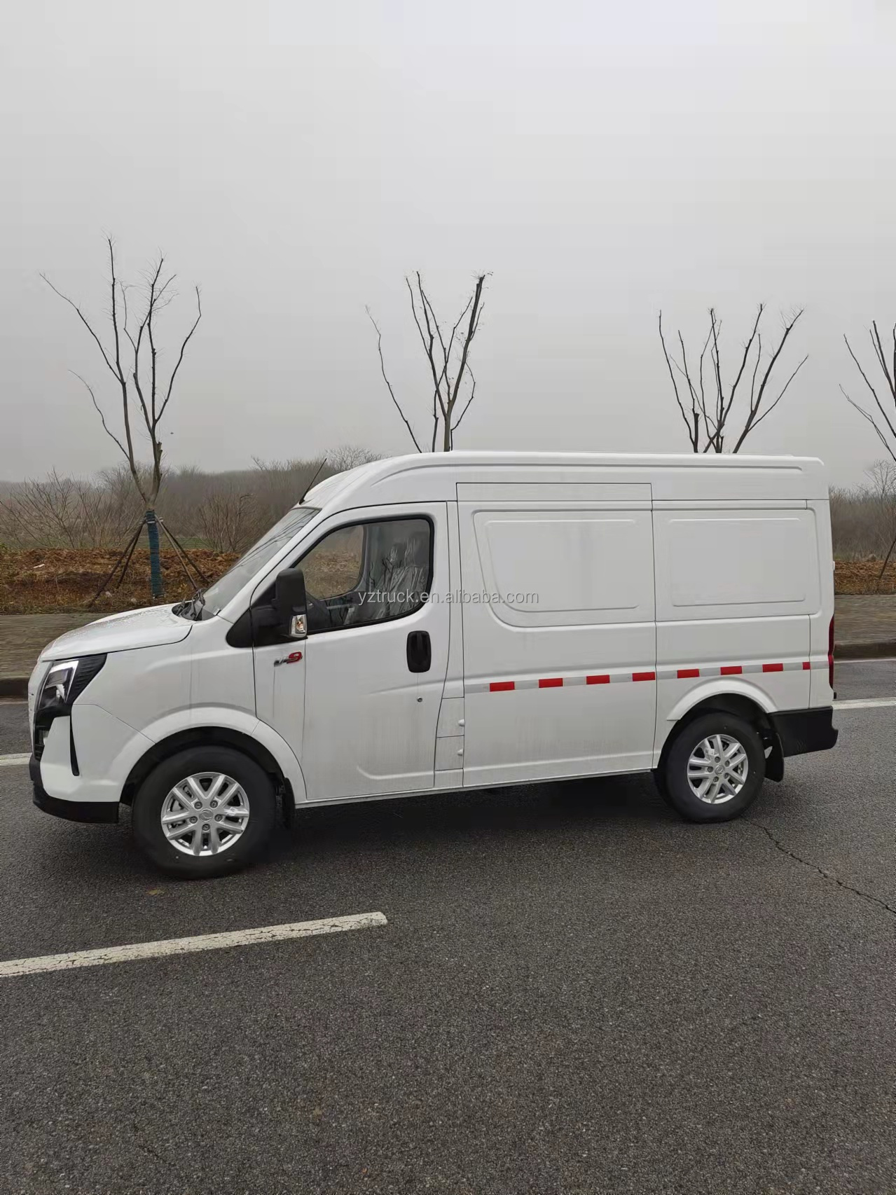 5750x2036x2590 mm Dimensions Dongfeng Electric Van Cargo Truck Euro 6 Emission Standard