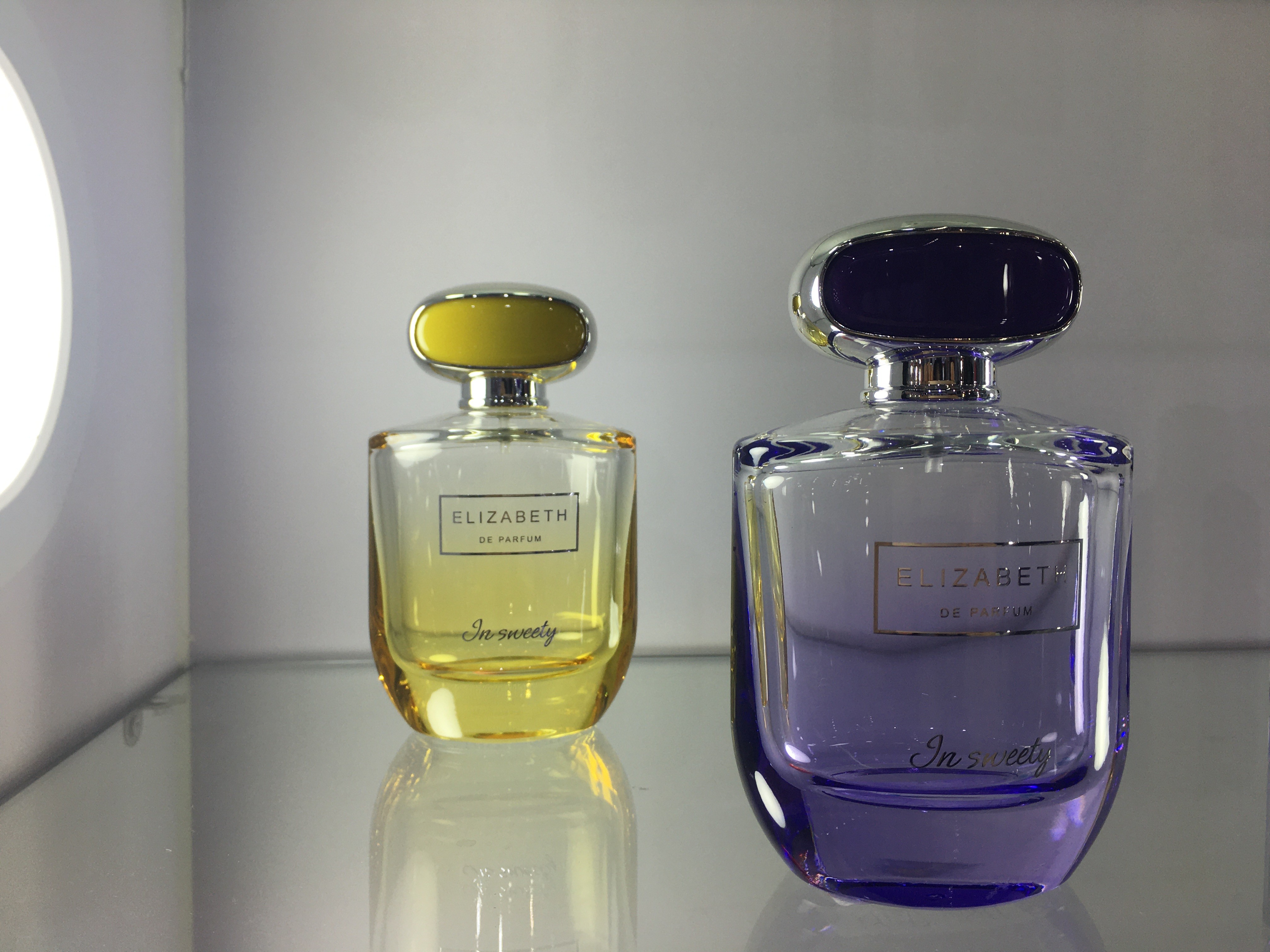 Oval Cap 110ml Glass Perfume Spray Bottles Custom Lacquering Color