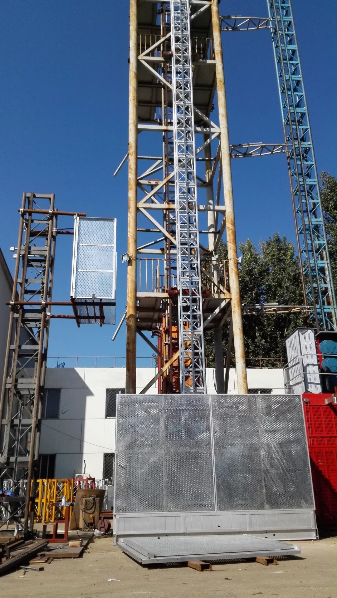 Hot Galvanized Mast 21m/Min 2000kg Rack And Pinion Construction Hoist For Material
