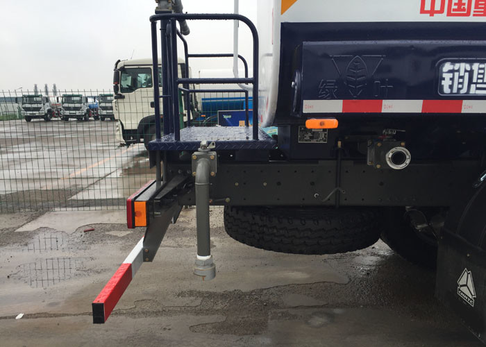 SINOTRUK 20CBM Water Sprinkler Truck With Internal Anti - Corrosion Treatment