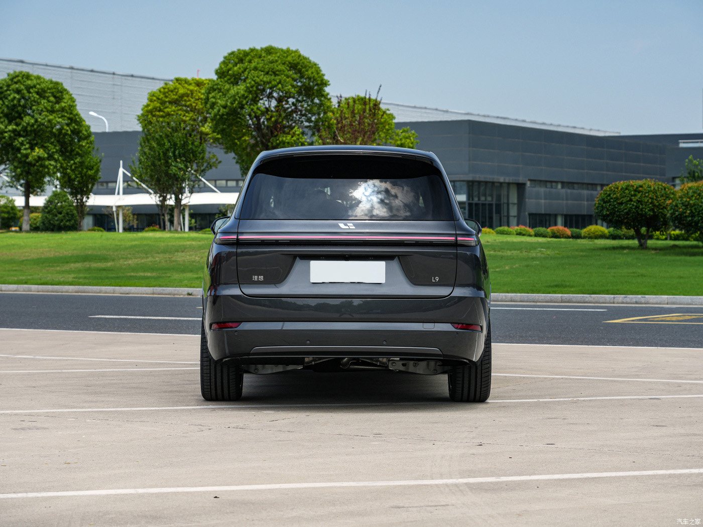 449ps Electric Motor Powers 2024 Max SUV by Li Auto Large Space Luxury Hybrid Lixiang L9 with 5218*1998*1800 Dimensions