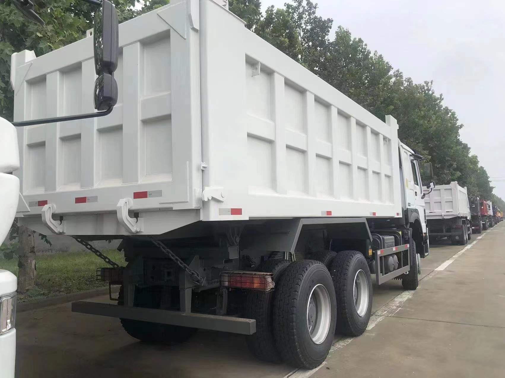 371/375hp Used Dump Tipper Truck Left Steering In Stock Euro II WD615.47 Engine