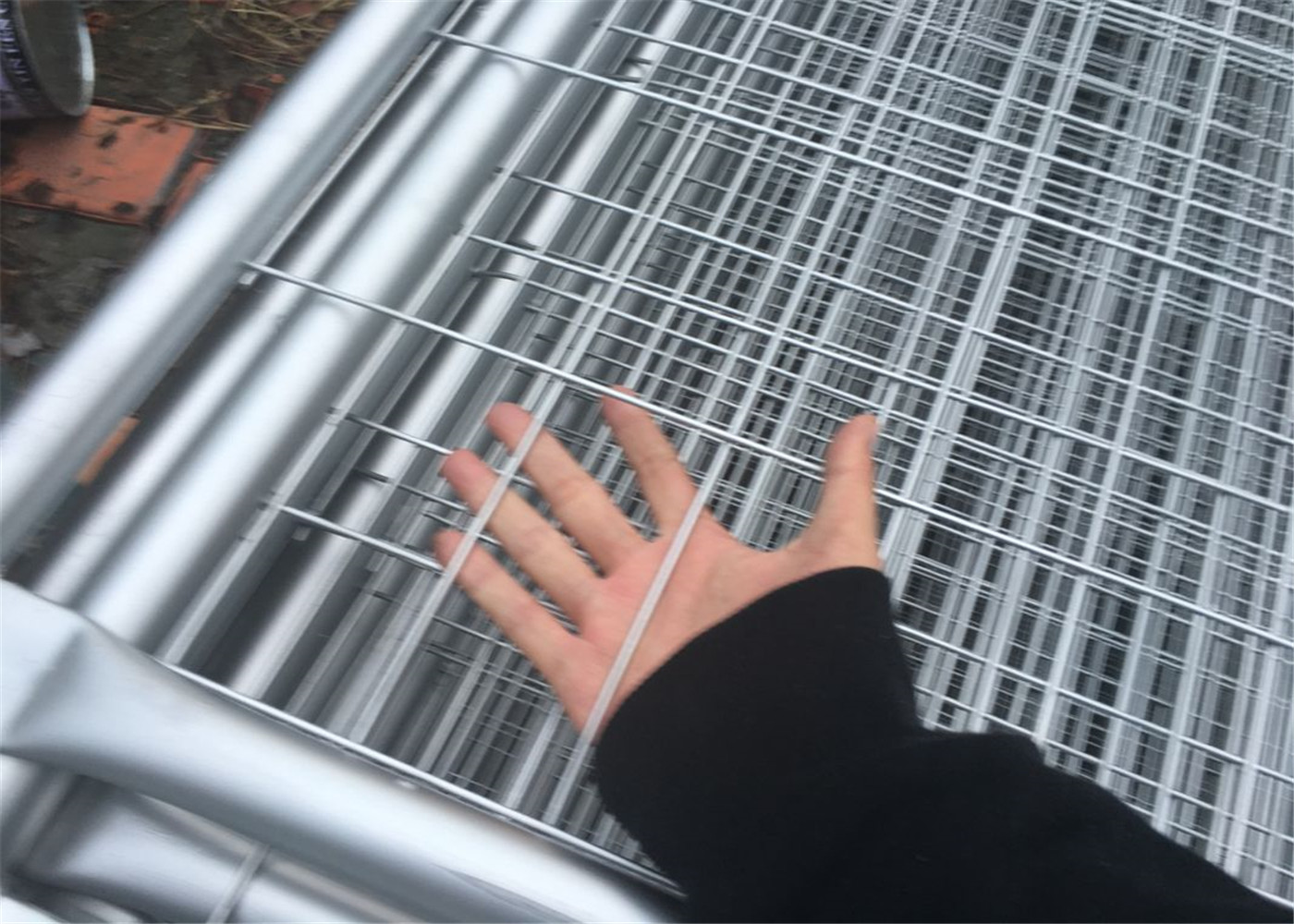 14 microns /100gsm pre-gal 3.00mm wire spacing 60mm x 150mm Outer 32mm*1.4mm 2100mm*2400mm light duty temp fence panels