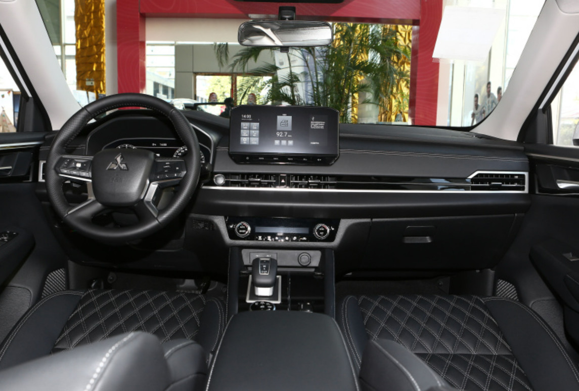 Outlander 2023 Model 1.5t Cvt Two-Wheel Drive Zunyao Version 7 Seats Compact Car