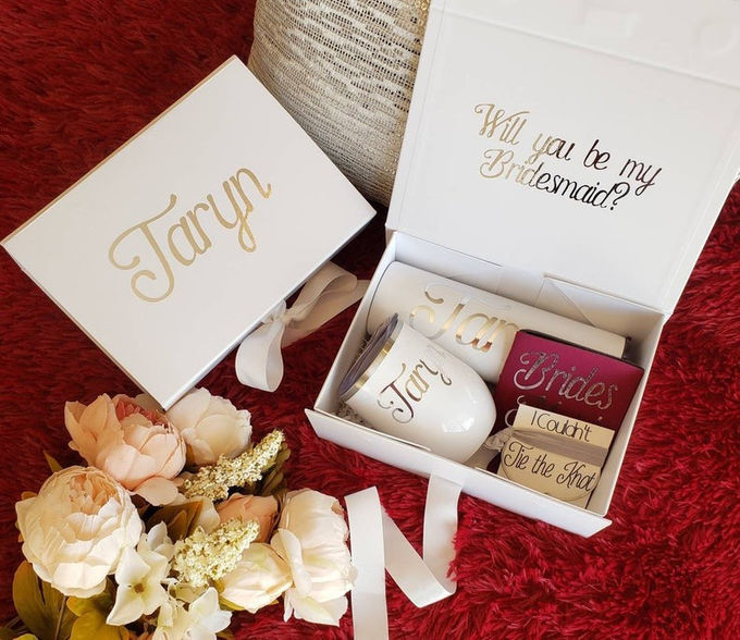 White Collapsible 2mm Cardboard Rigid Gift Boxes With Ribbon Closure