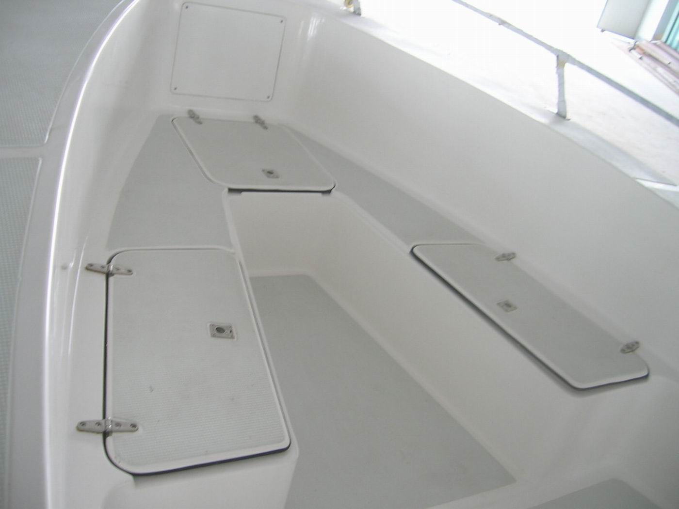 White Fiberglass Fishing Boats 6m Easy Install Light Weight For Pleasure Fishing
