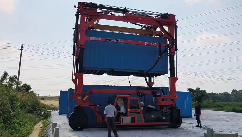Red 40T Port Straddle Carrier Heavy Duty Container Lifting Crane