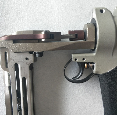 Clamping Pneumatic Staple Gun , Mattress Spring Set Screw Pneumatic Nail Gun