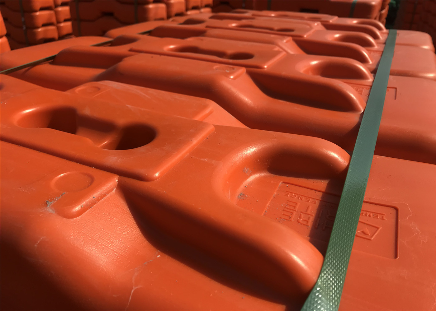 Water Filled TYPE base 600 x 220 x 150mm orange color 10 Year No color fading HDPE 5502