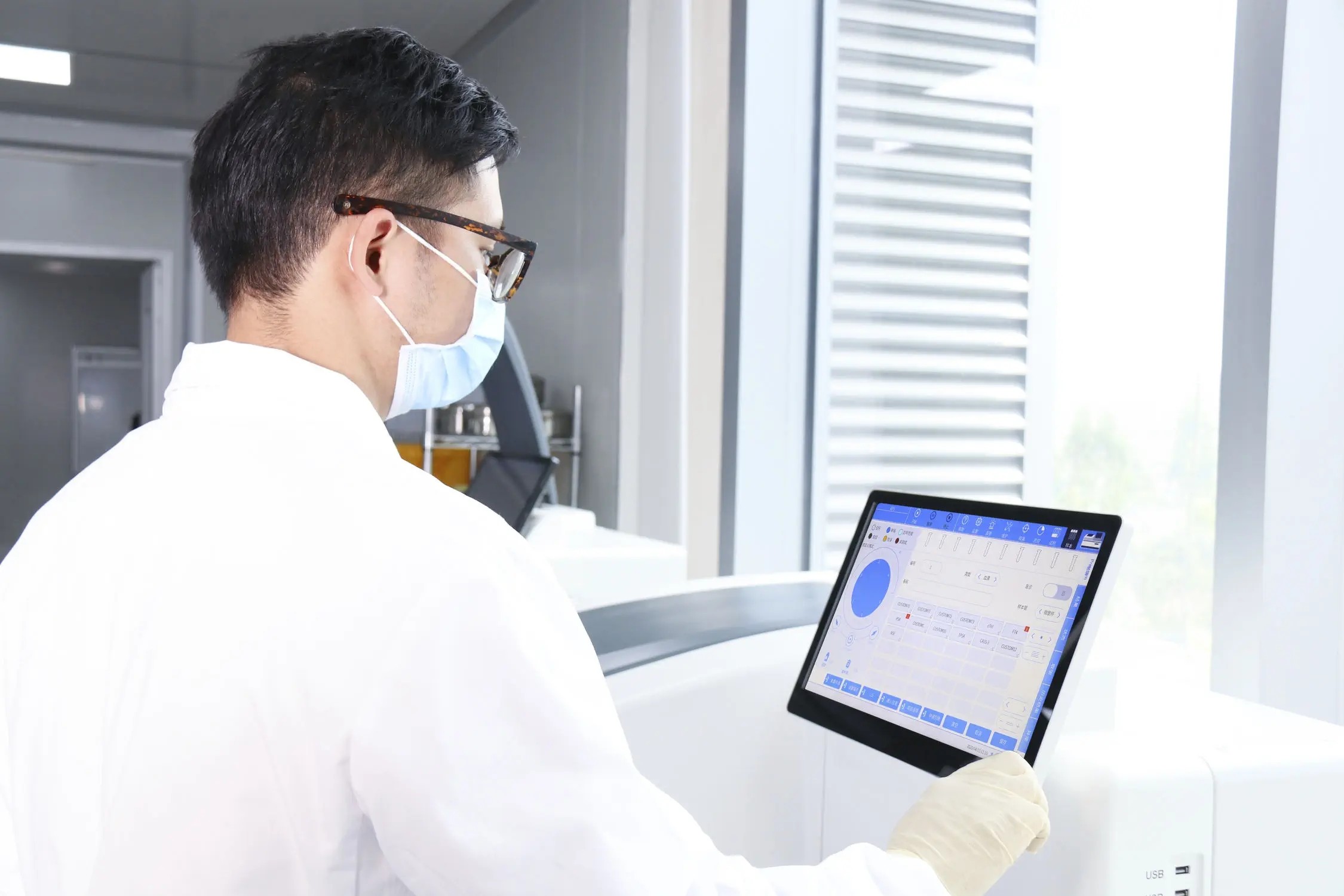 60 Sample Positions Of 220T/H In Clinical Chemistry Analyzer For IVD CLIA In AP(Alkaline Phosphatase) Platform