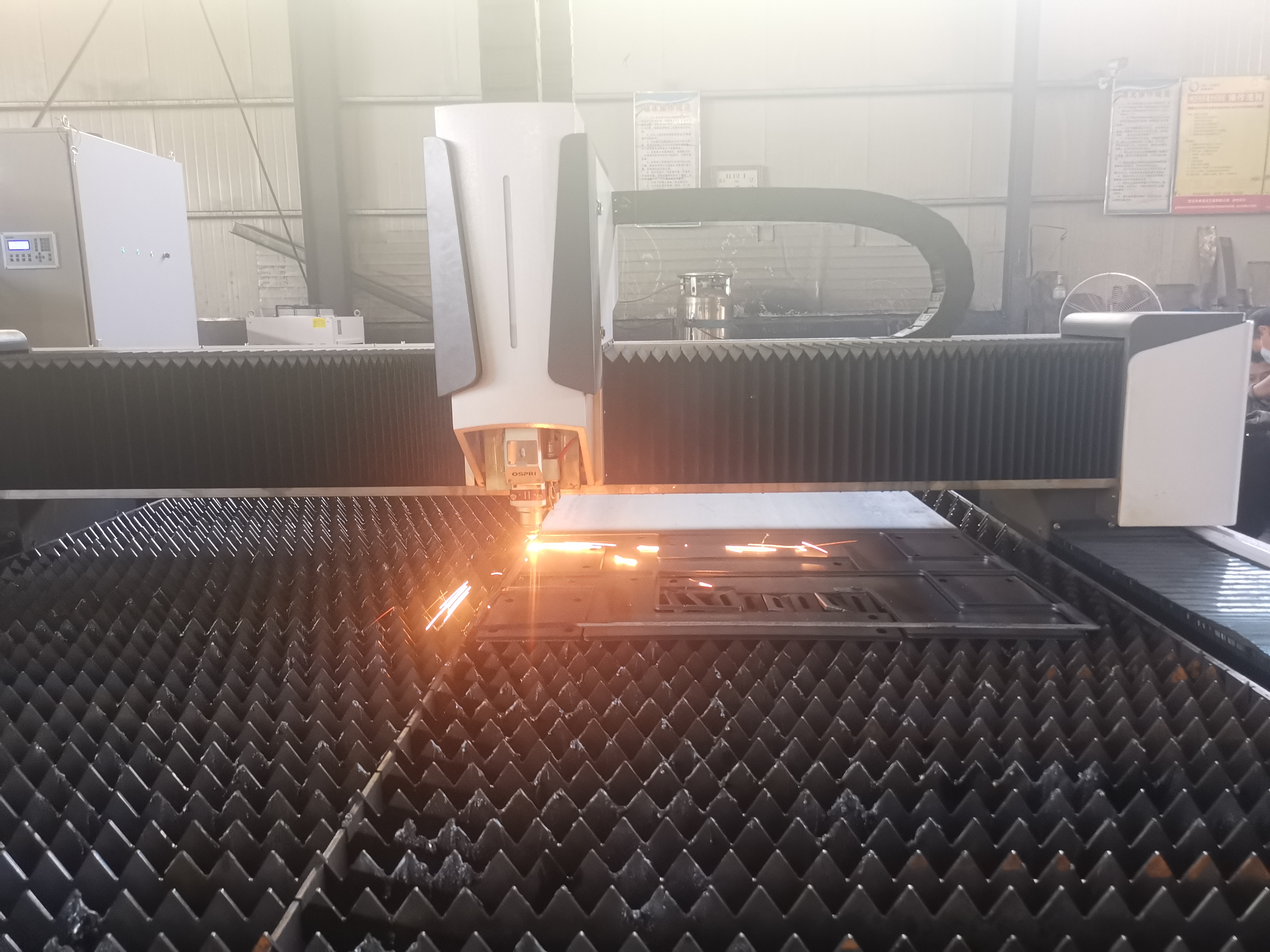 1000W 2000W 3000W 1530 3015 Metal Sheet Fiber Laser Cutting Machine For Carbon Stainless Steel