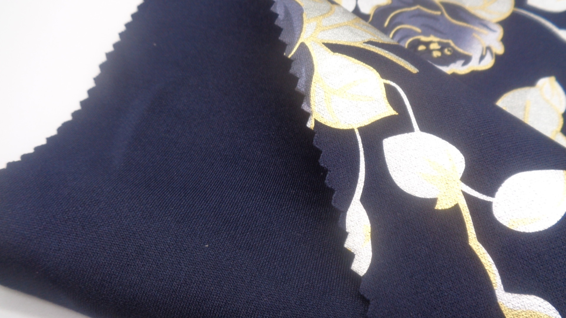 Sportswear Foiled Rose Print Fabric 92% Polyester 8% Spandex 150CM