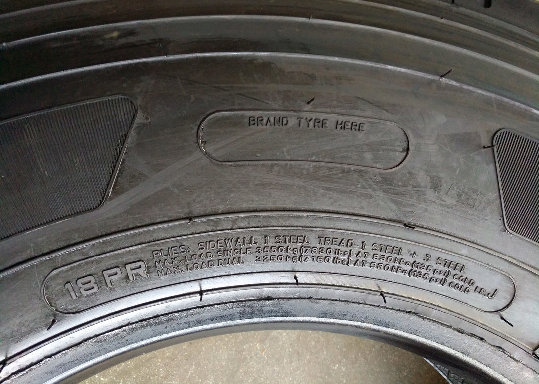 Exclusive Trailer Radial Truck Tires Black Color Reduces Irregular Worn 12R22.5