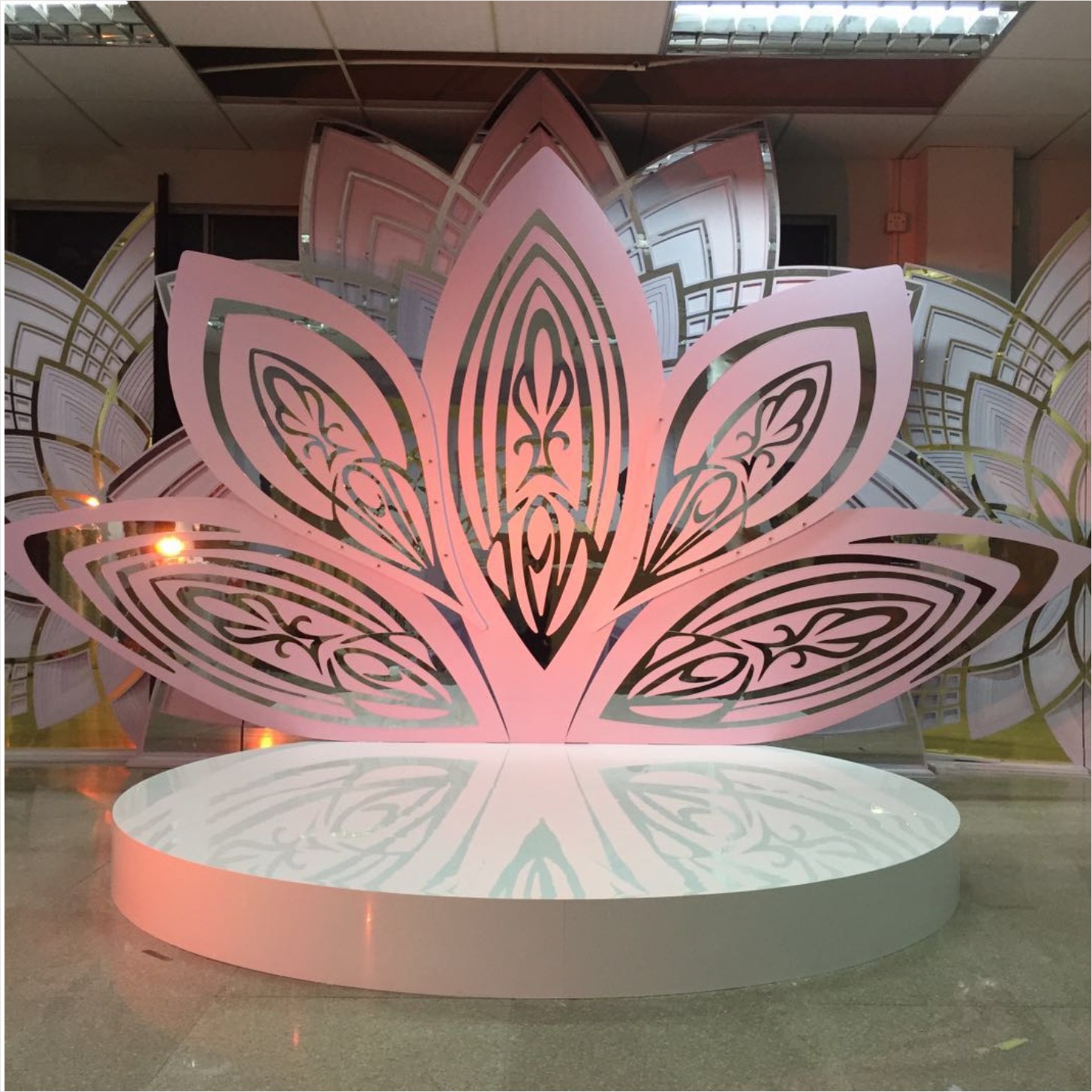 Unique new wedding furniture white acrylic stand with gold design white background wedding hall decoratios