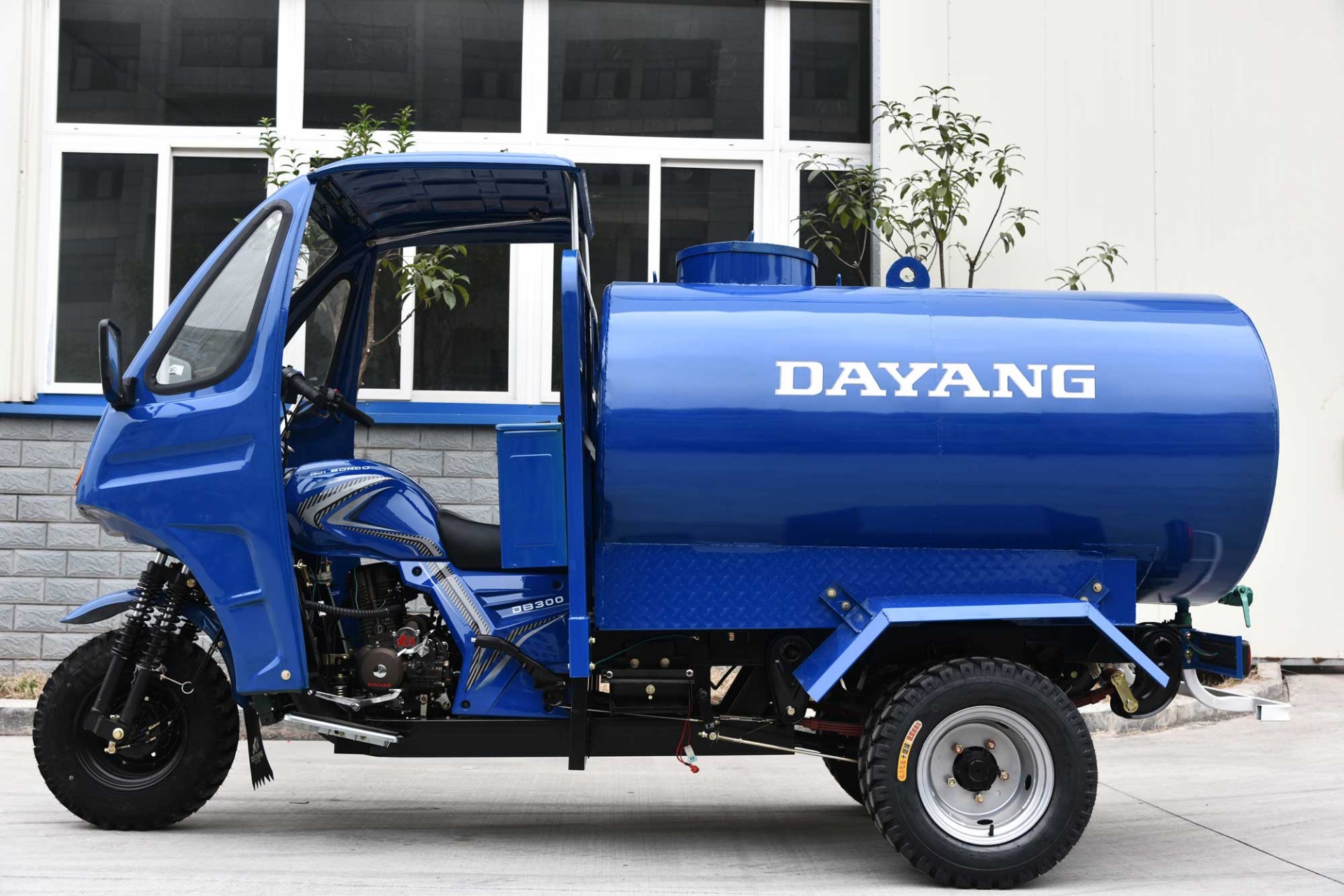 200cc/250cc/300cc Water Cooled Engine Blue Color 1600L Cargo Water Tank Tricycles