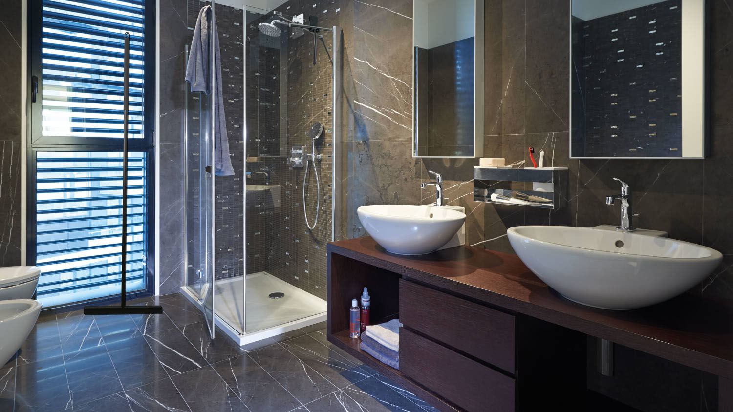 Modern Toilet Roll Holder And Dispenser / High End Bath Tissue Dispenser