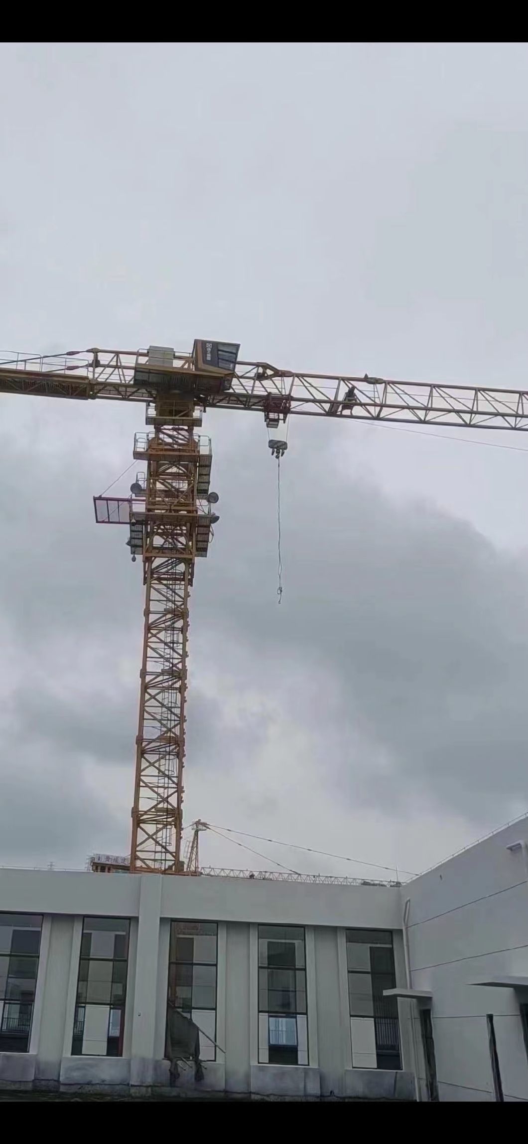Xg Flat Head Tower Crane Sold in Good Condition and Very Affordable