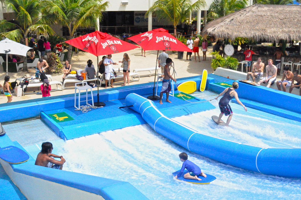 Attractive Surfing Flowrider Water Ride Extreme Sport Fun 21.7m * 13.4m For Water Park