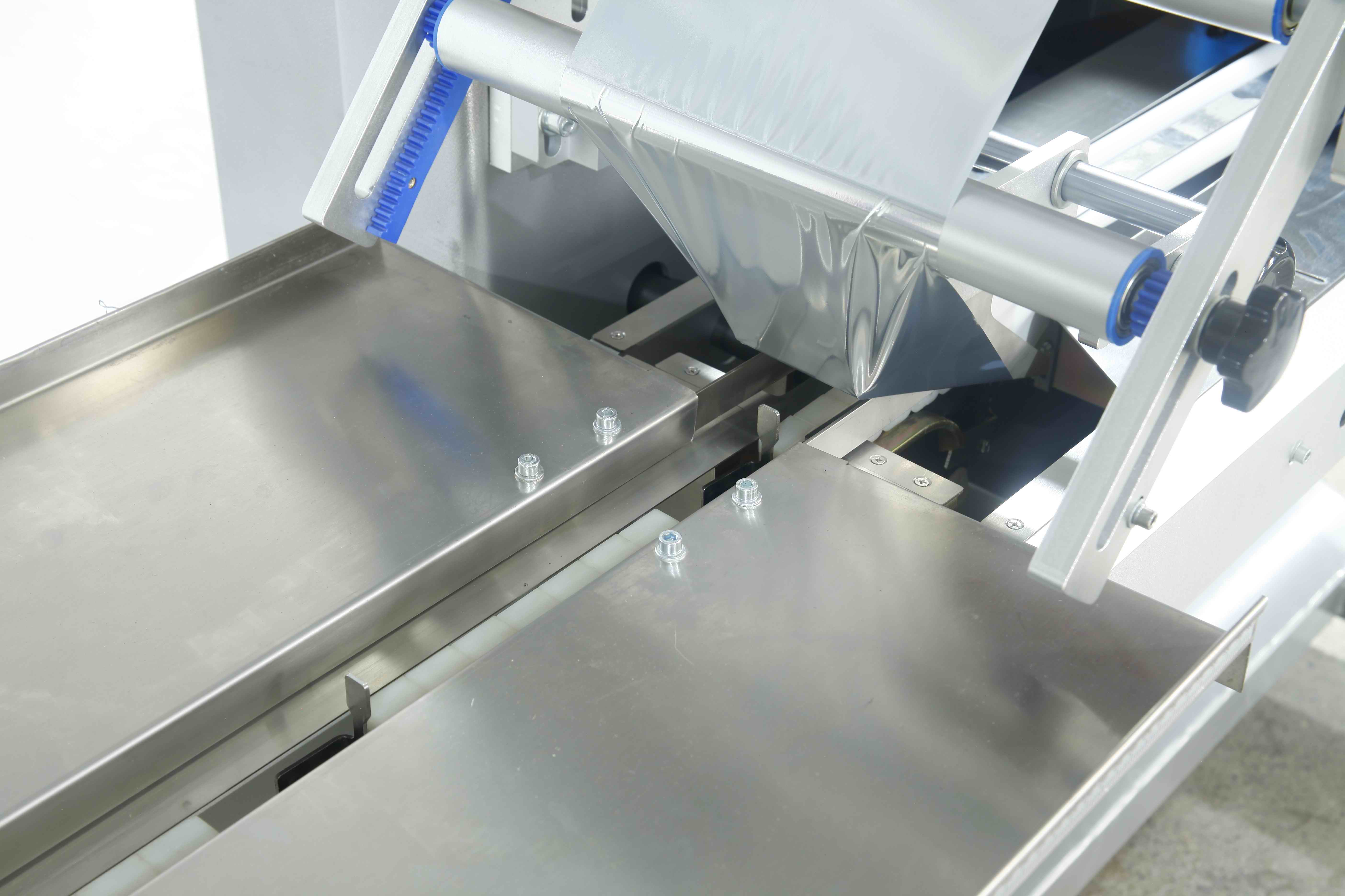 Disposable Wood Plastic Tableware Fork Knife Spoon Packing Machine Pillow Wrapping Packaging Machine For Cutlery Set