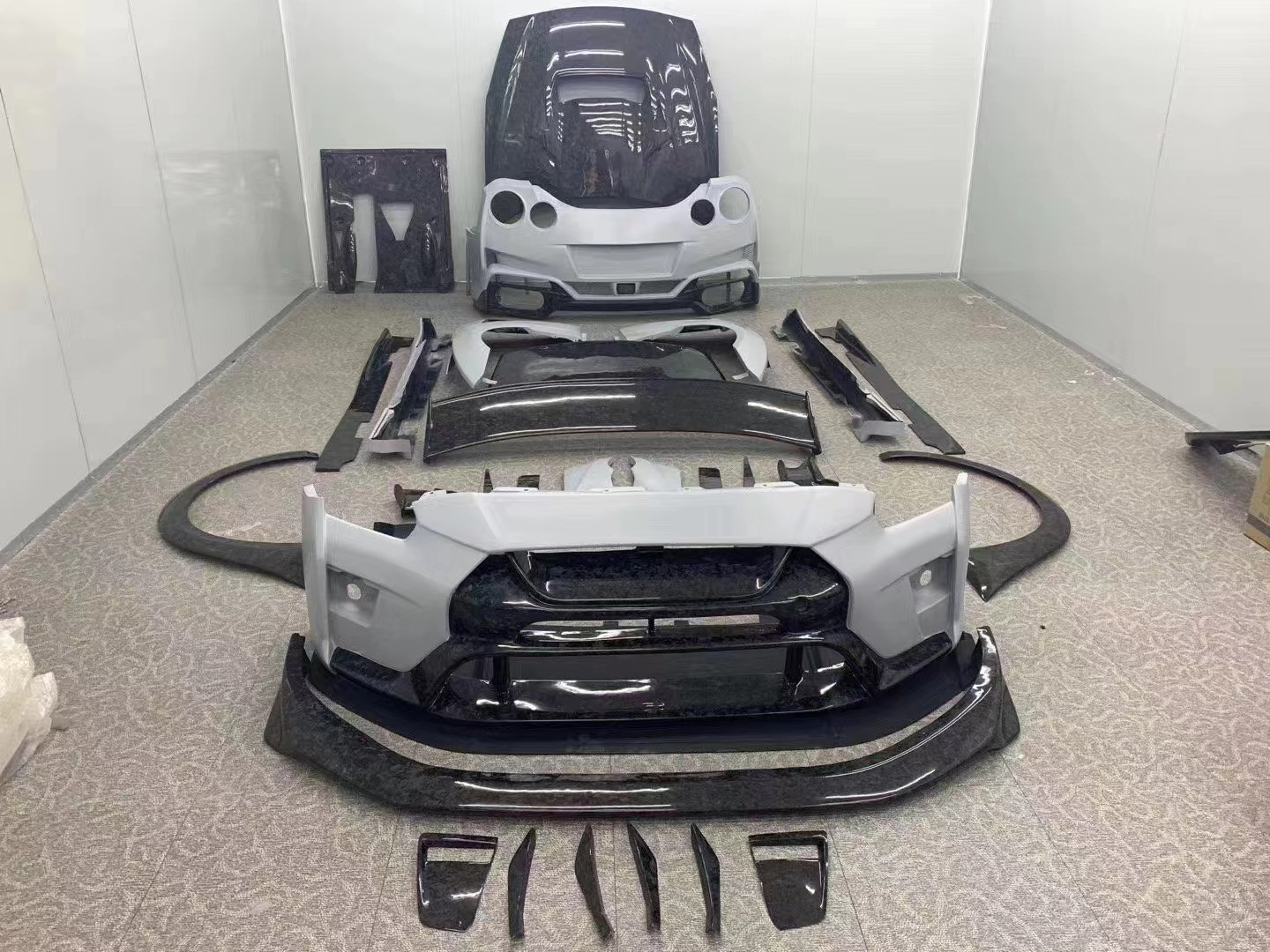 For Nissan GTR Body Kit GTR R35 Upgrades the VARIS-style Carbon Fiber Front and Rear Bumper Spoiler Body Kit