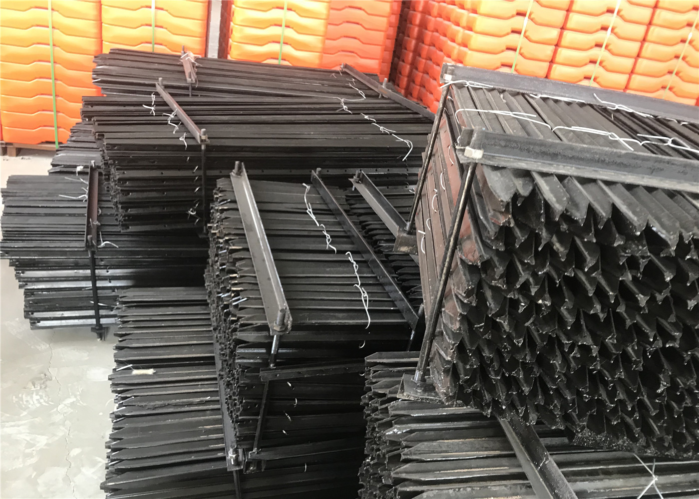 2400mm bituman coated and hot dipped galvanized star picket 1.58kg per meter for temp fencing panels