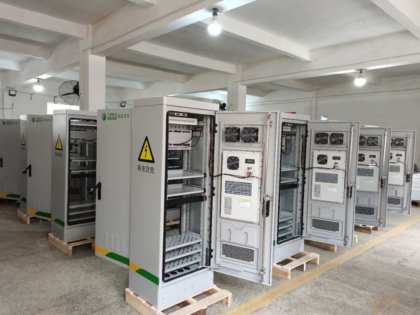 Double Bay Energy Storage Outdoor Telecom Cabinets Integrated Server Cabinet CE Approved
