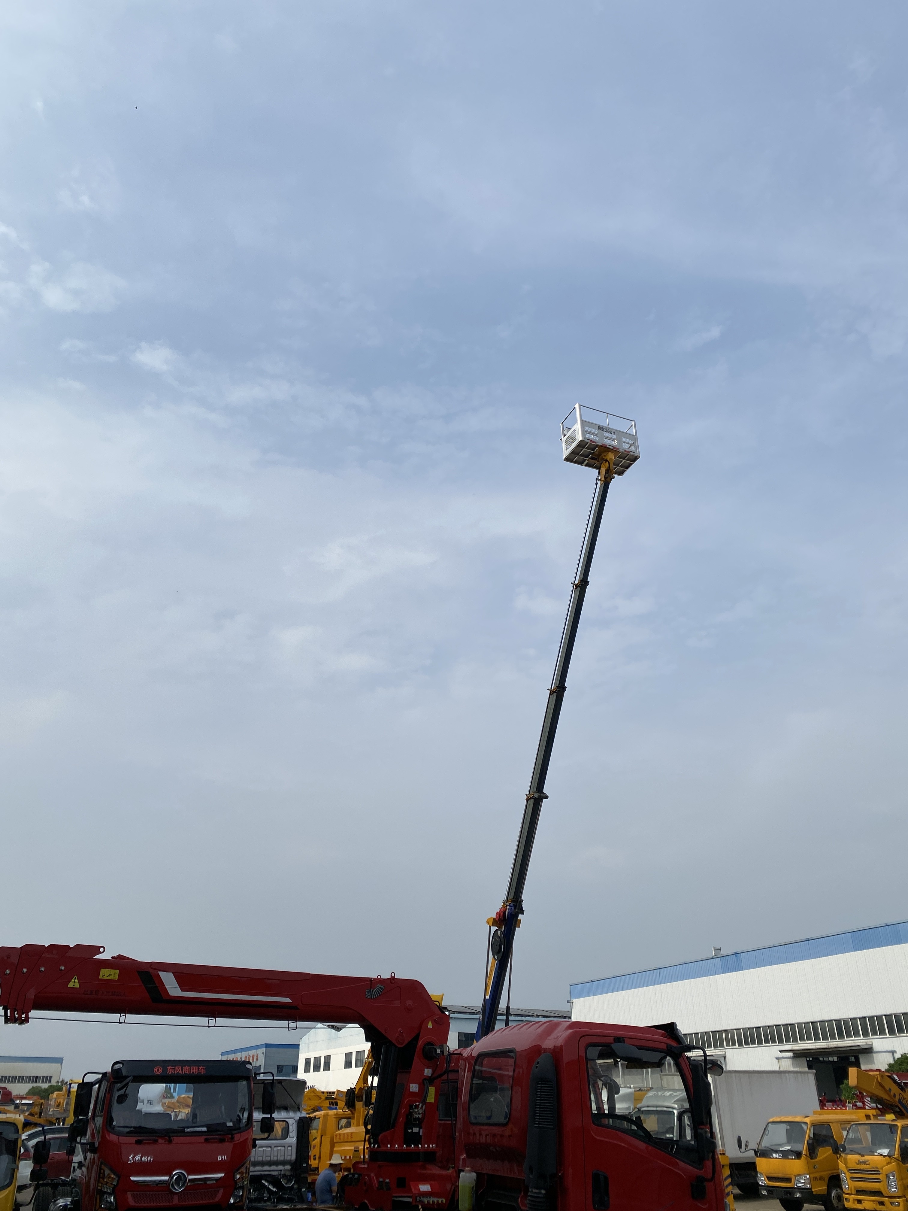 26m Curved Arm Type Electric Drive Spider Aerial Work Vehicle Hydraulic Platform Lift Telescopic Lifting Tables