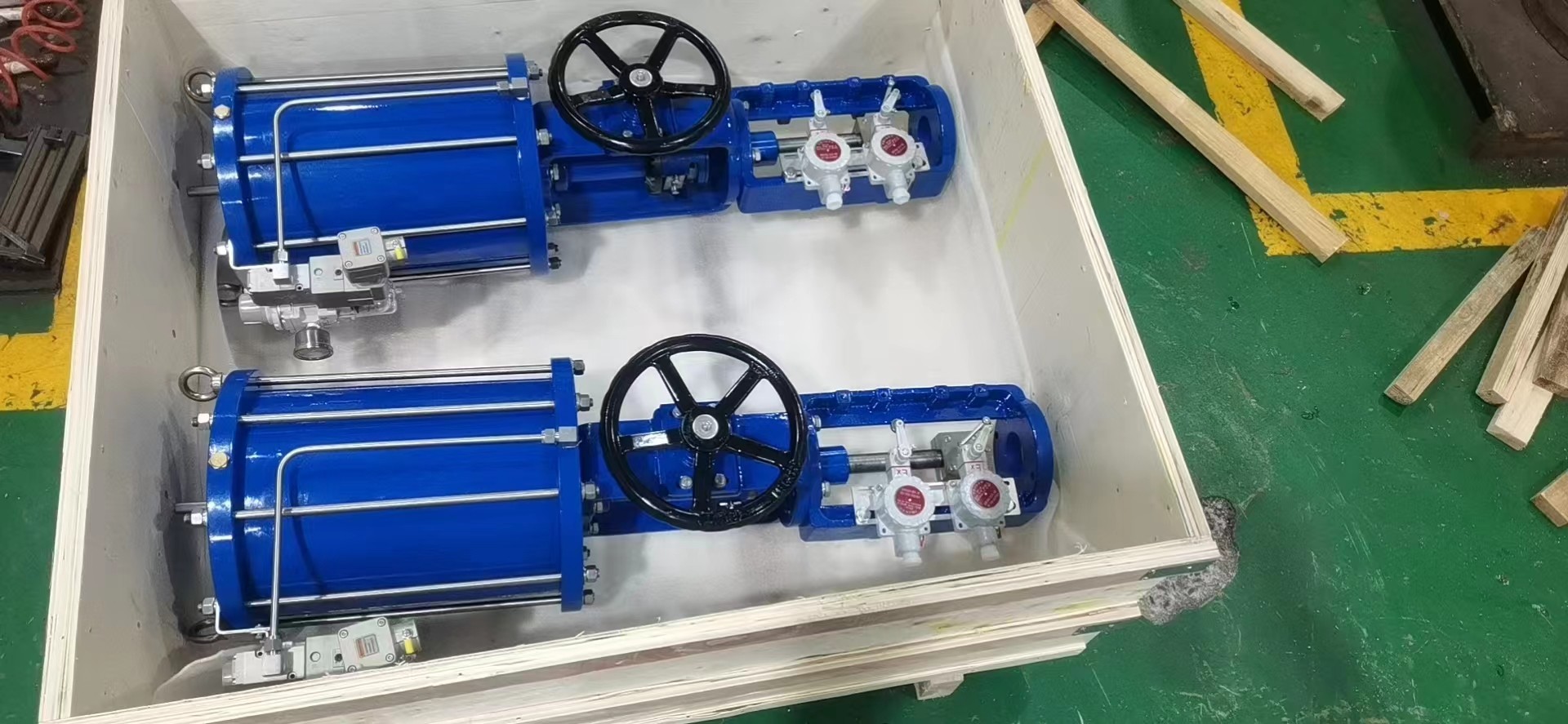 Piston Operated Valve Actuators Use Air Pressure Or Natural Gas Provide Force To Open, Close And Control Rising Stem