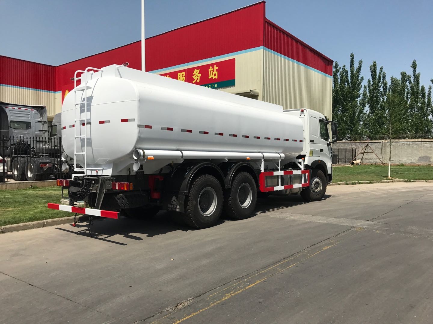 2 Axles Oil Fuel Tank Trailer Heavy Duty Semi Trailers Q345 Carbon Steel Material