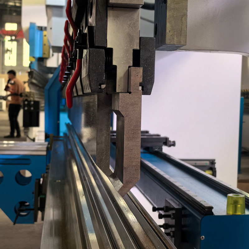 WC67K Press Brake For Metal Sheet Folding CNC Press Bending Machine 1250Tons 3200mm CNC TP10S With AMADA Clamp