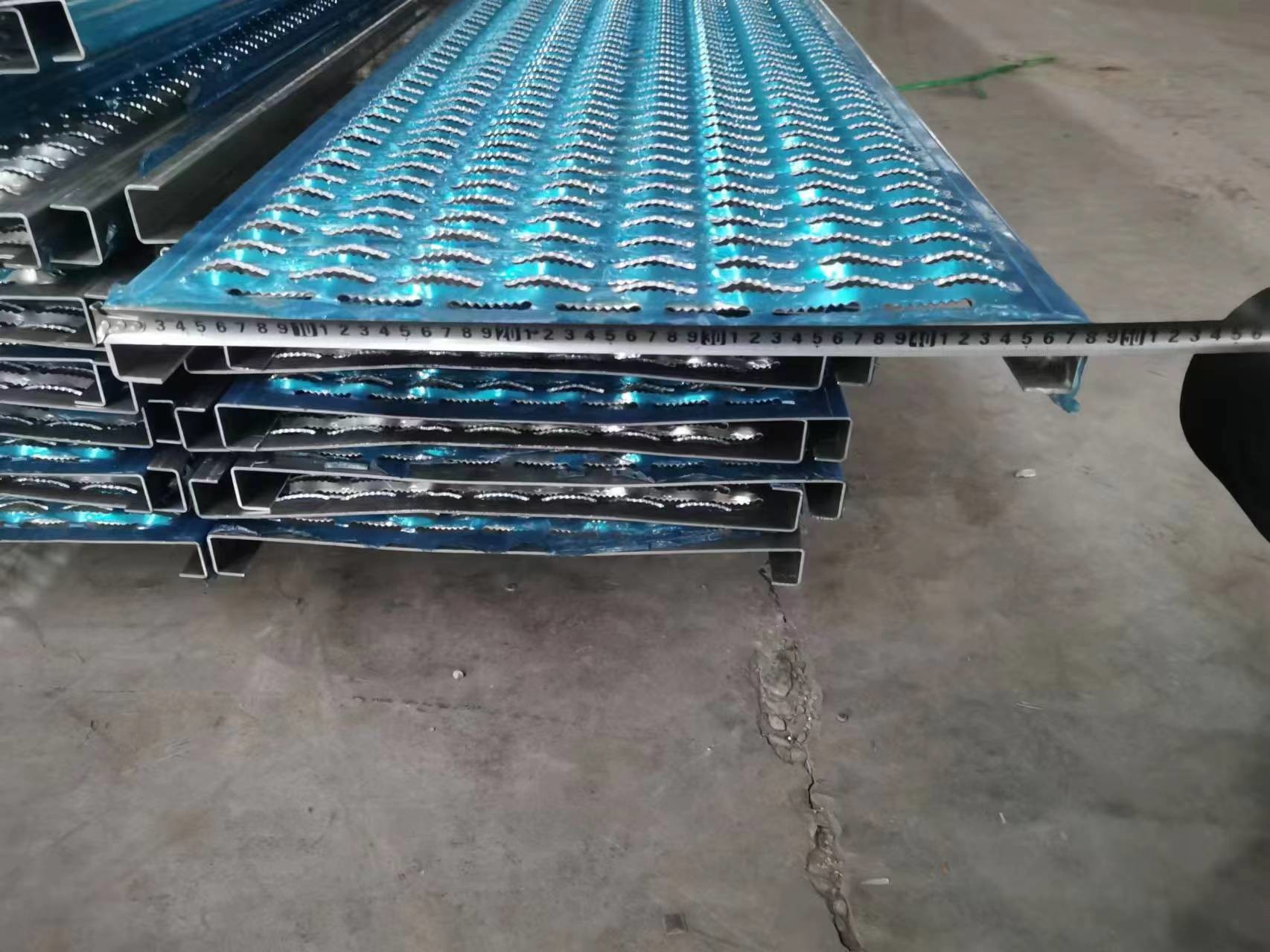 Diamond Plank Safety Walk Grating Anti-Skid Stair Treads for platform and walk streads