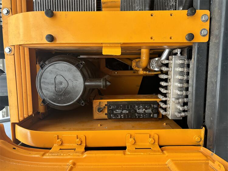 Modern 22 Tons Excavator Stock with 820 Working Hours and Original Hydraulic Cylinder
