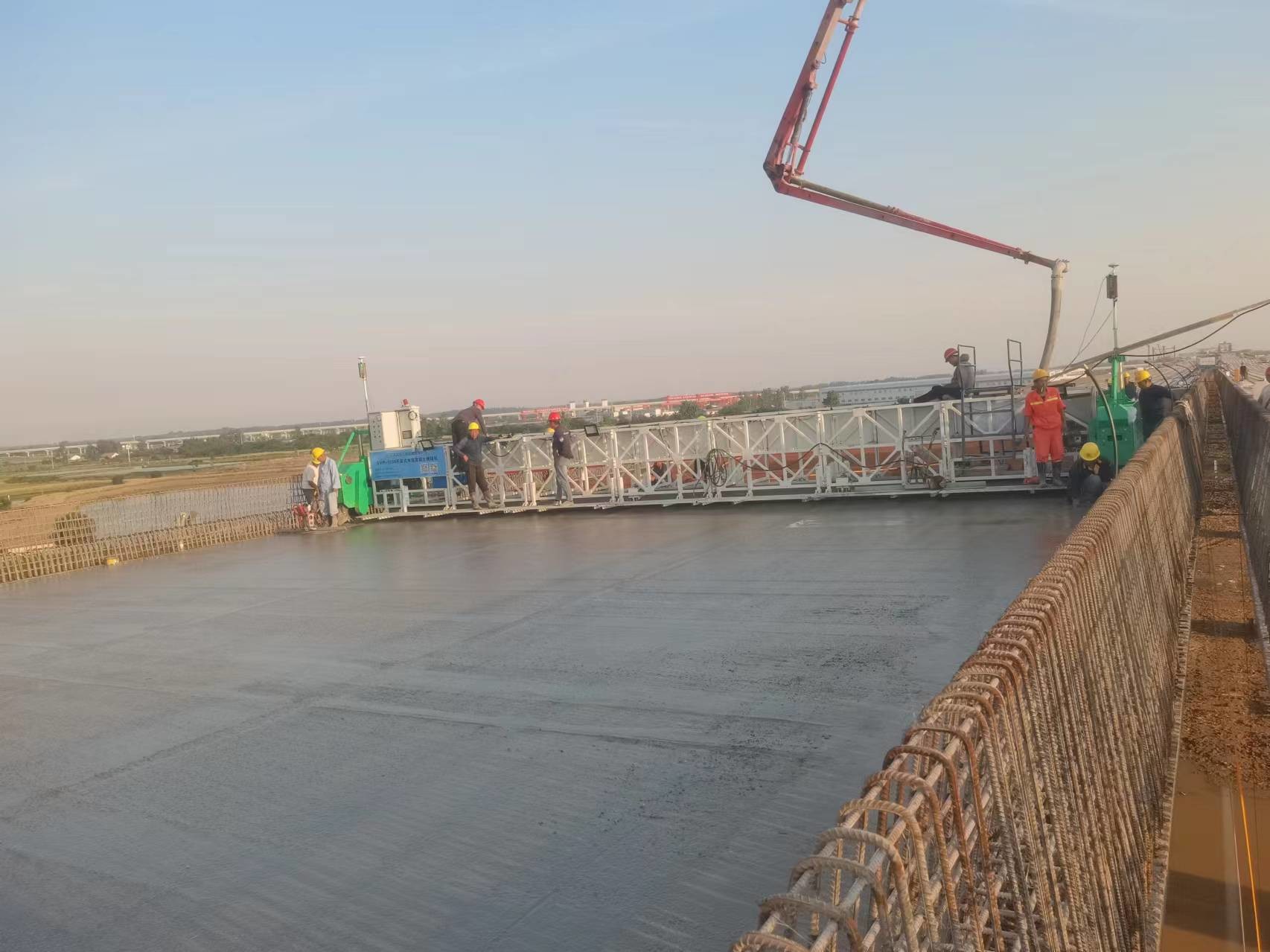 Truss Type Bridge Deck Paver 16m Width Slip Form Paver Machine