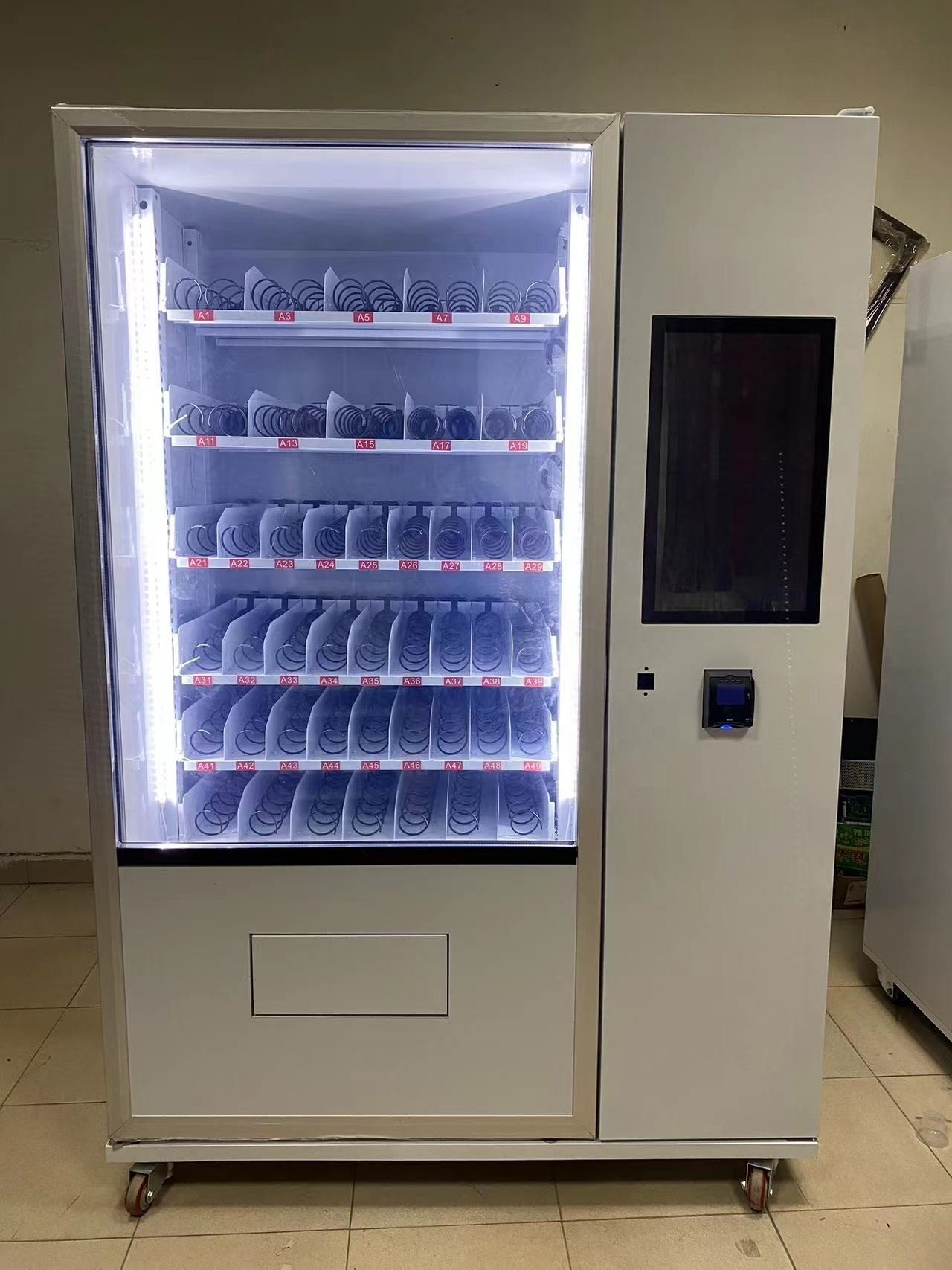 Customize Payment System Fresh Food Vending Machines Reducer Worm Gear Paper Money / Coin Options