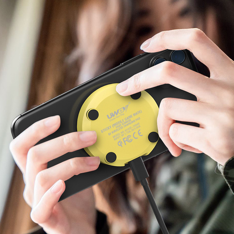 Anti Slip Waterproof Qi Standard Wireless Charger Sticky Nanometer Surface