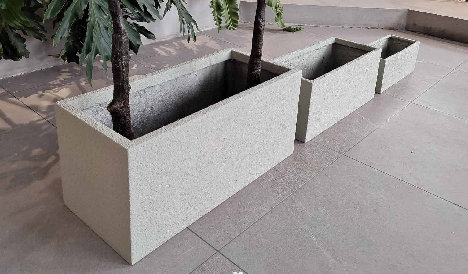 Matte Garden Fiberglass Flower Pots Black Color For Outside