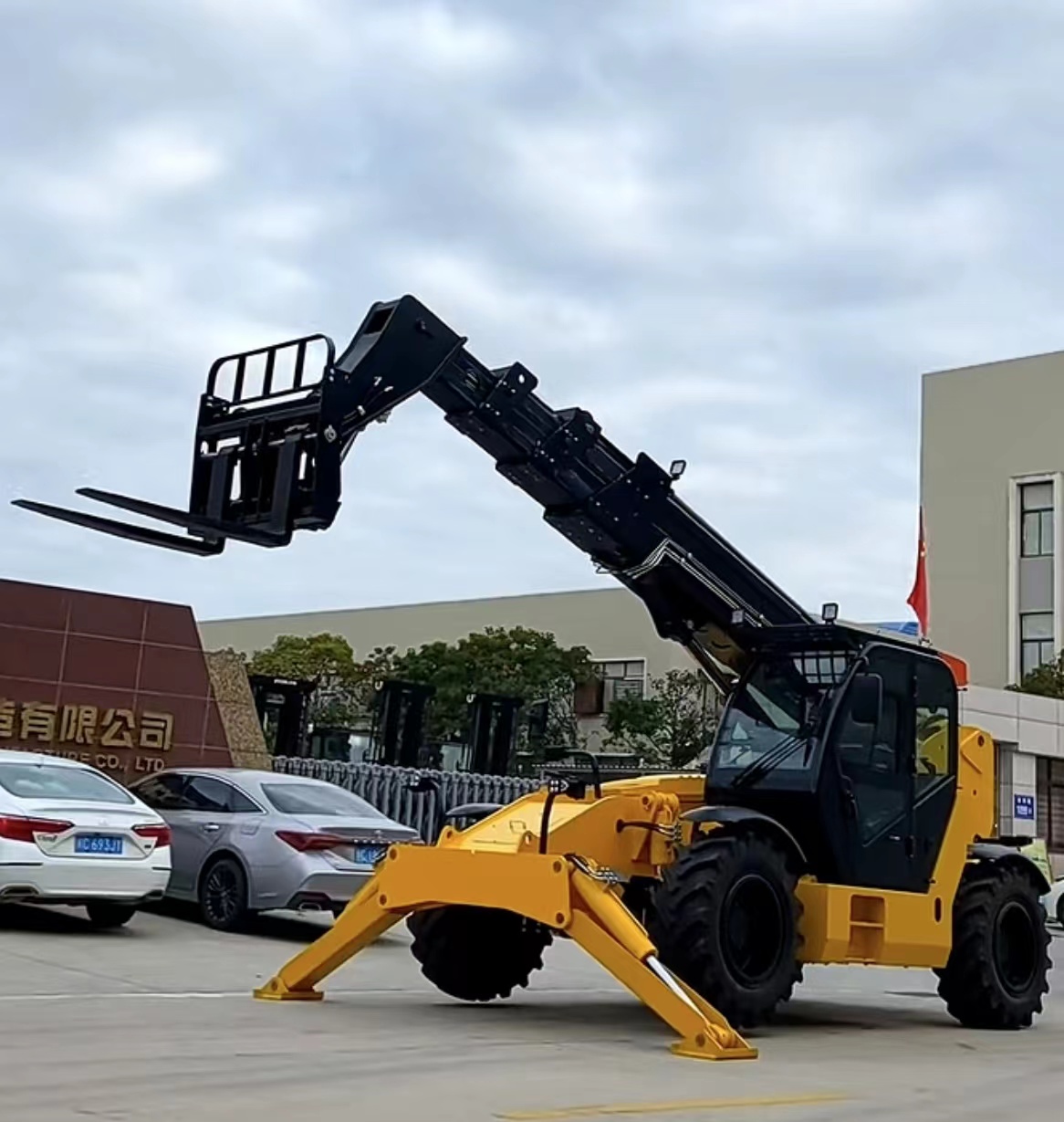 7Ton Articulating Telescopic Handler Forklift with Rotator and Diesel Power Source