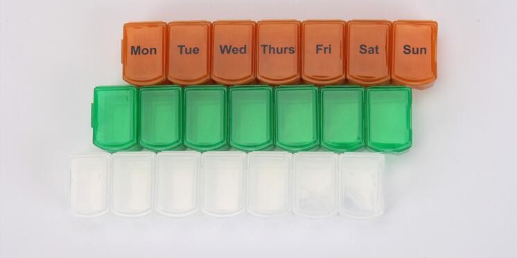 28 compartment column shape plastic pill storage box with pill crush box, Conventional eco-friendly 4 grids plastic trav