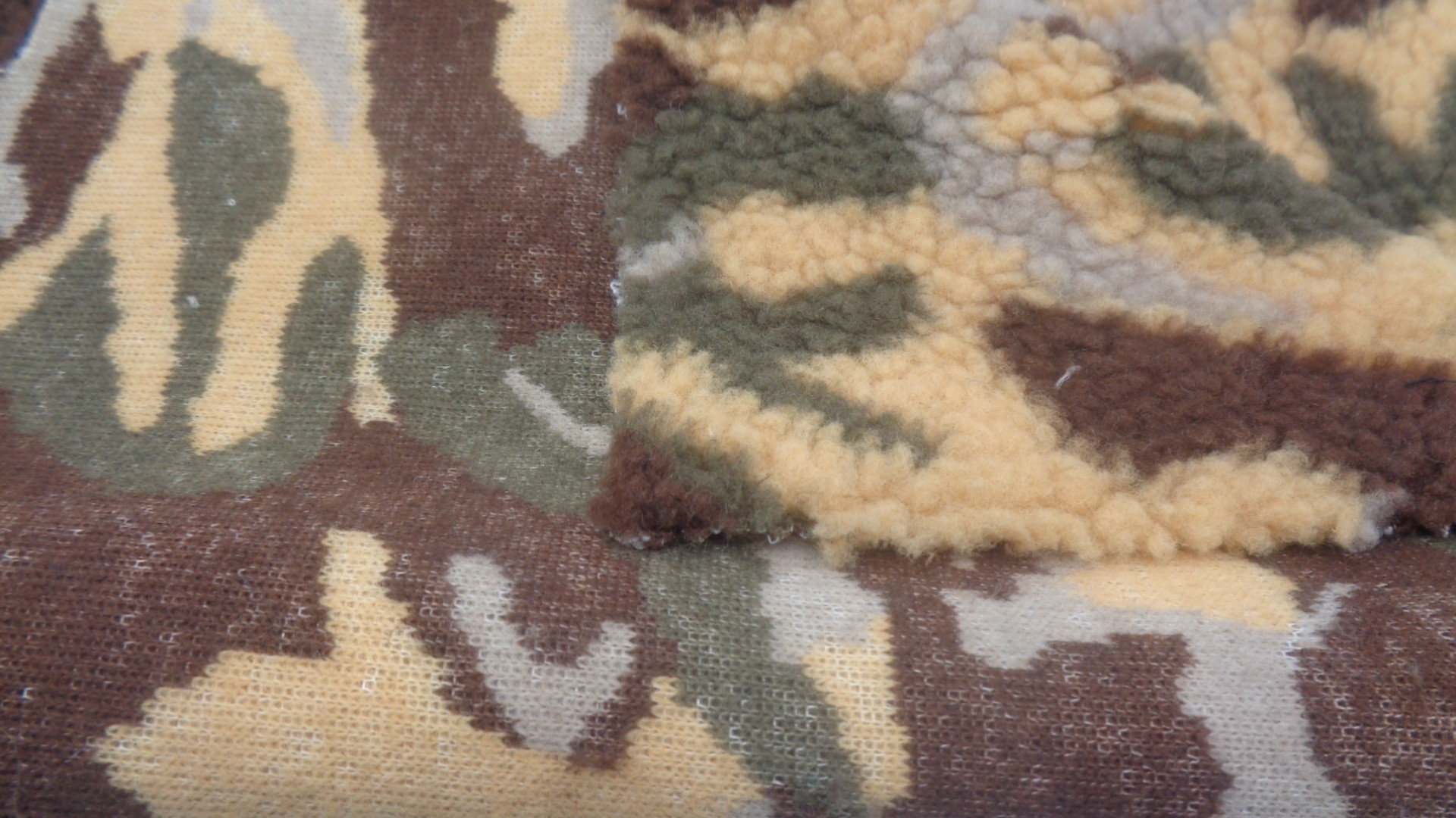 Bonded Camouflage Patterned Lamb Fabric 100% Polyester 400 GSM