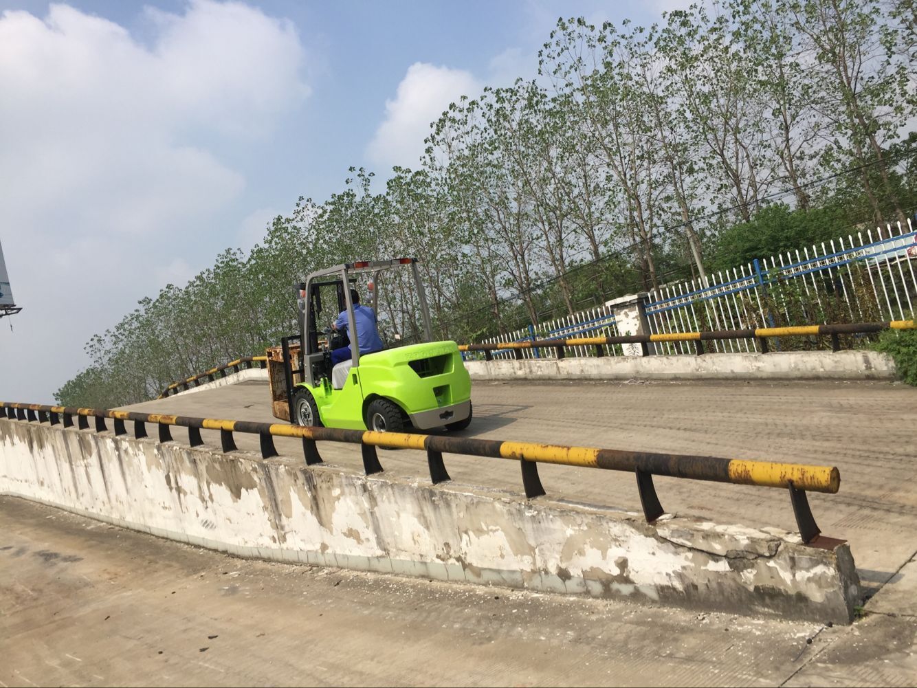 AC Motor Powered SNSC 1.6 ton 2 ton Electric Reach Truck with Pneumatic Standard Tire