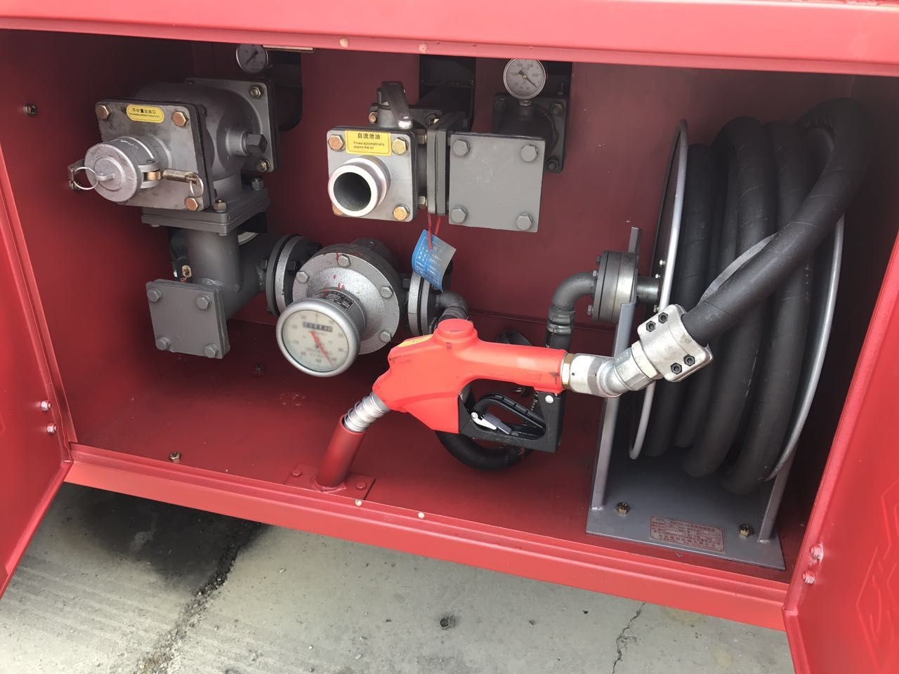 Red Color 85kw Fuel Oil Truck 5m3 Capacity With Pump And Gun CCC