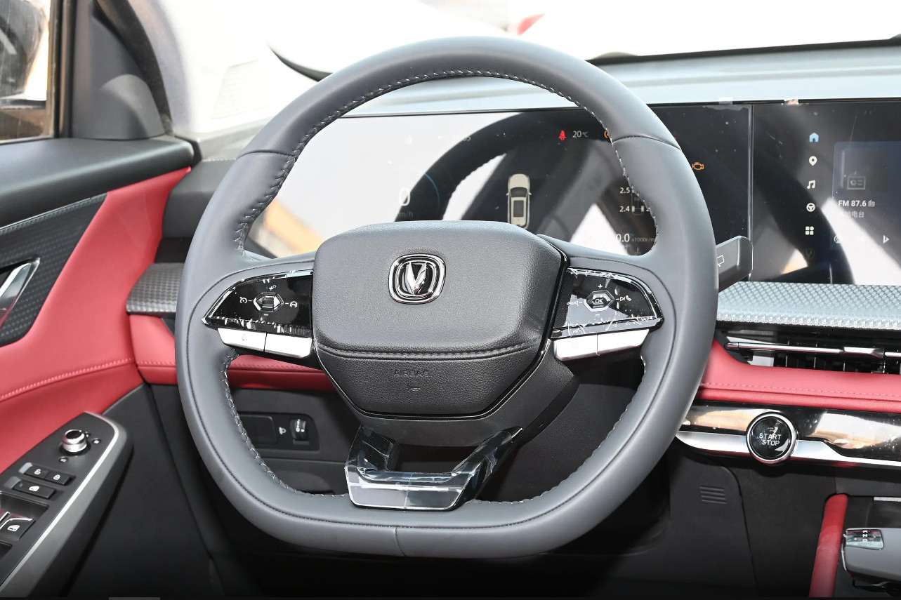 Changan CS75 PLUS Compact 5 Door 5 Seat SUV 1.5T LxWxH(Mm) 4700x1865x1710