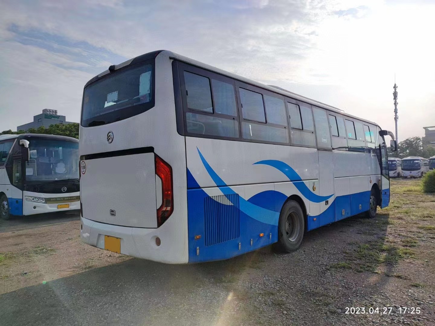 Second Hand Buses And Coaches 47 Seats Luggage Compartment Middle Door Rare Engine Used Golden Dragon Bus XML6113