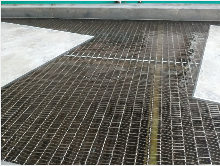 W1320mm 1m/Min Stainless Steel Conveyor Belt Machine / Mesh Belt Conveyor