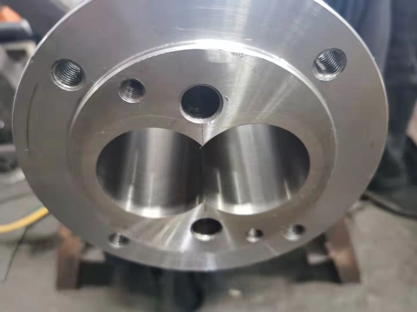 Bimetallic Screw And Barrel For Plastic Extruder Machines