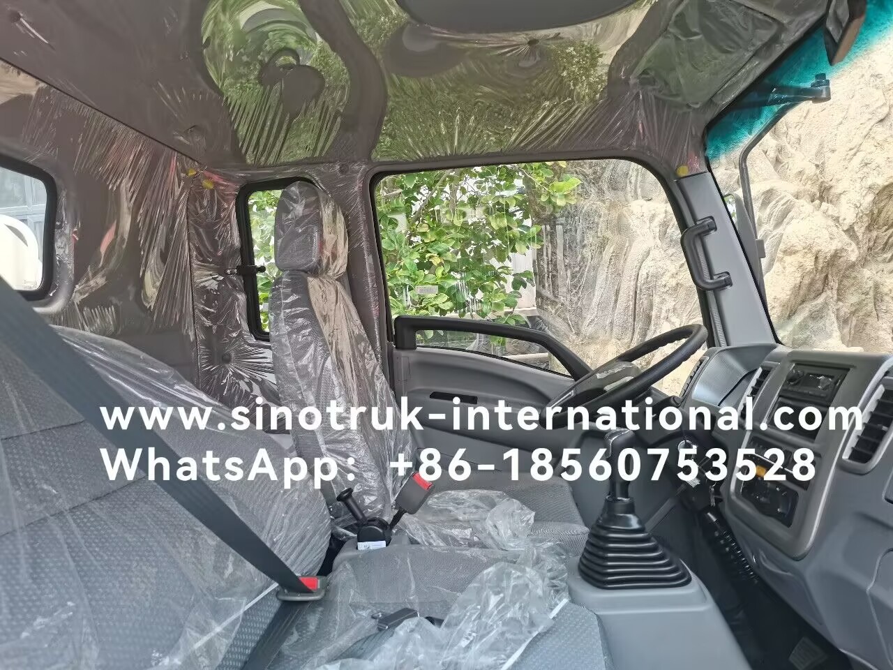 SINOTRUK HOWO 4X2 6 Wheels Oil Tank Truck 5-6CBM Single Bin With Flowmeter