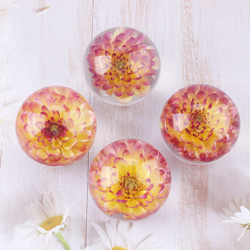 China source manufacturer of resin balls with real dry flower inside solid clear epoxy resin ball supplier