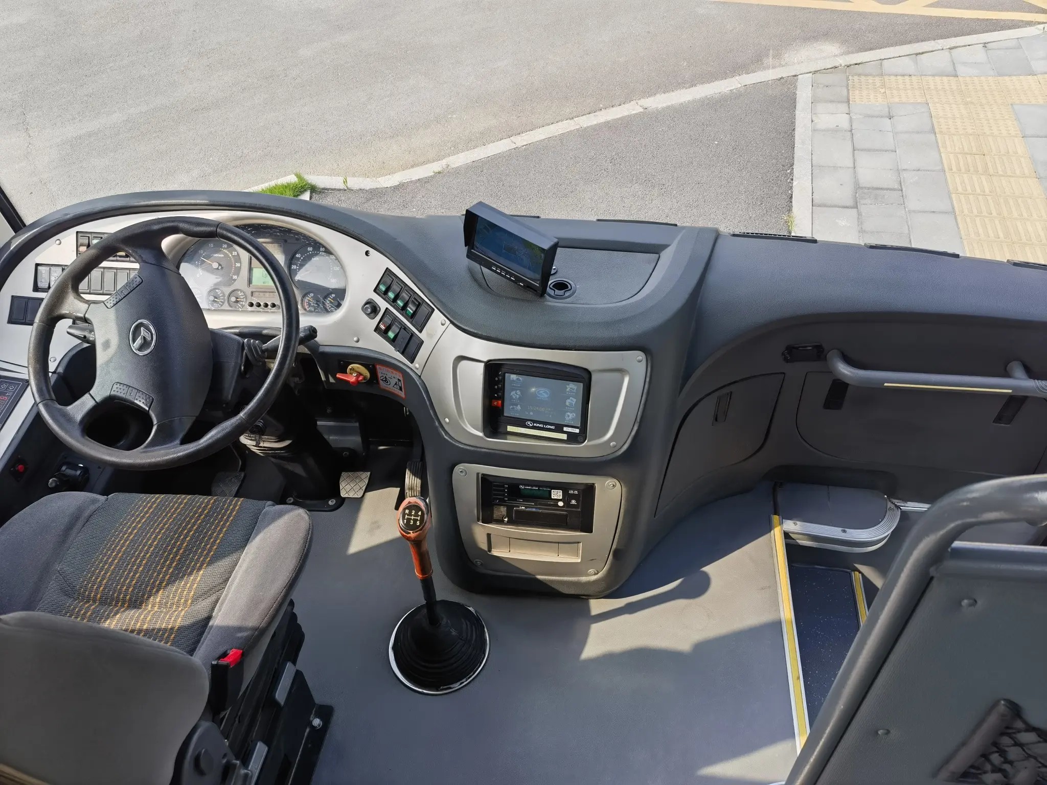 Used Diesel Buses 2016 Year 28 Seats Yuchai Engine 4 Cylinders External Swinging Door Kinglong Bus XMQ675