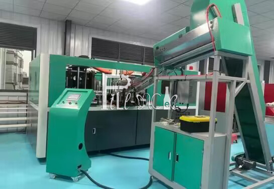 Automatic 4 Cavity PET Bottle Blowing Molding Machine Equipment 4000BPH For 0.1 - 2L