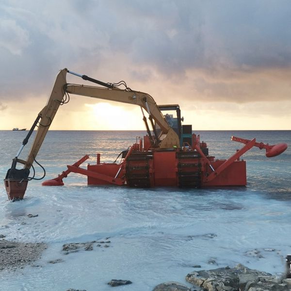 Swamp / Marsh Multipurpose Amphibious Excavator With Multi Hull Pontoon Structure